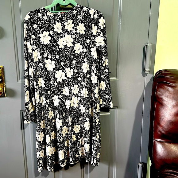 SoSoft Beautiful old navy’s midi long sleeve dress it’s little bit small for me. - Picture 3 of 5